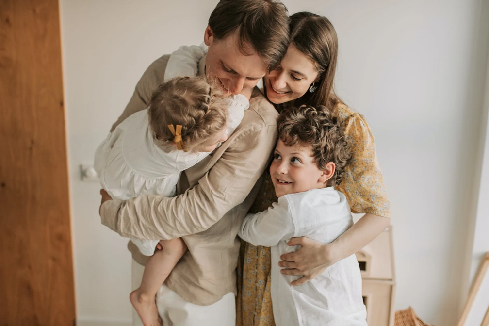 一家四口擁抱 一家四口擁抱