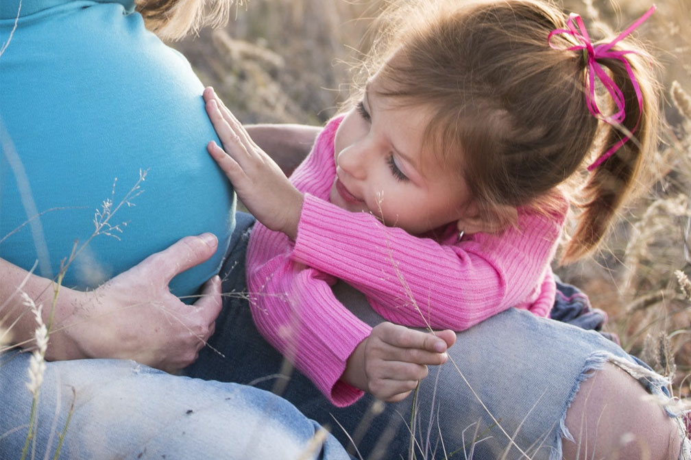孕婦和女兒 孕婦和女兒