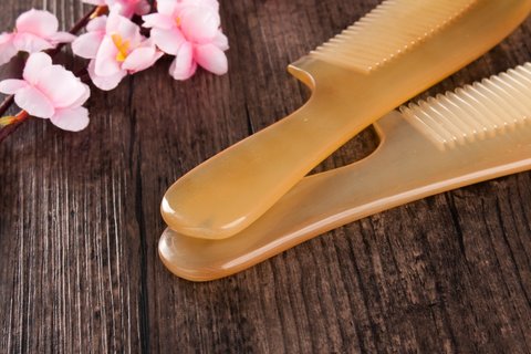 牛角梳梳頭有什么好處和壞處？牛角梳的作用與功效