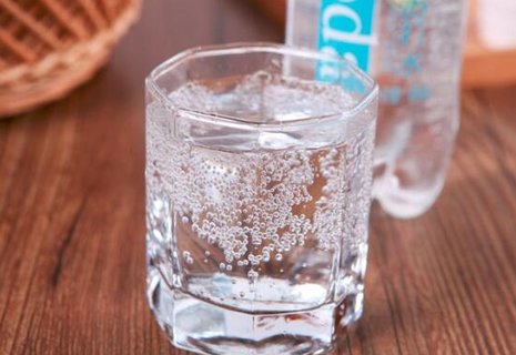 蘇打水可以當水喝嗎？長期喝蘇打水的影響