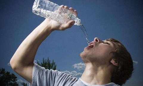 一個星期只喝水不吃飯能瘦多少斤？只喝水不吃飯對身體有傷害嗎