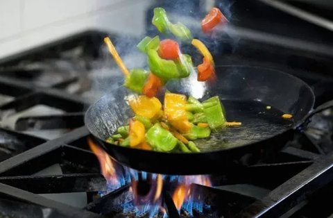 為什么中國(guó)人對(duì)炒菜情有獨(dú)鐘？探索中國(guó)烹飪文化