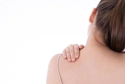 3個動作緩解肩膀不適：簡單有效的肩頸放松技巧