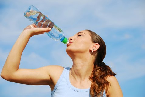 大量出汗后不能只喝白開水！運動后補(bǔ)水的健康指南