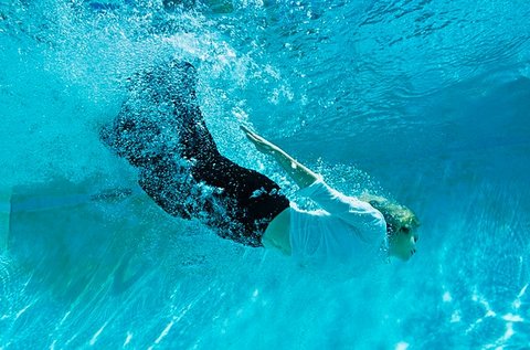 游泳前吃東西好還是不吃東西好？合理飲食與運動表現