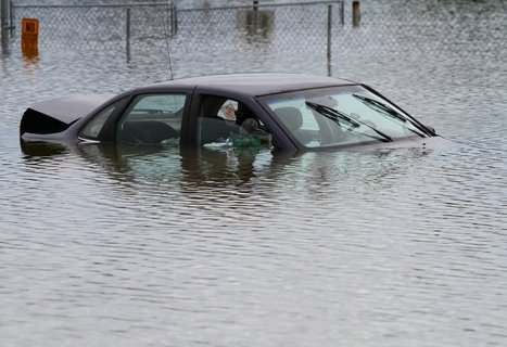 車輛被水泡了怎樣處理？車輛涉水應(yīng)急自救指南