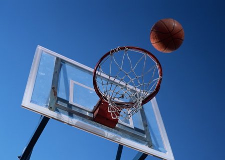 為什么不建議小孩子打籃球：考慮因素與建議